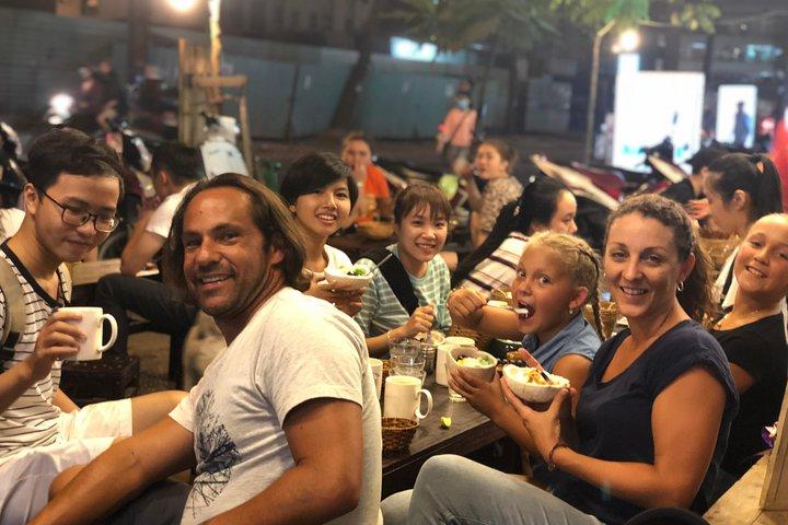 Tour gastronomico serale di Saigon in scooter