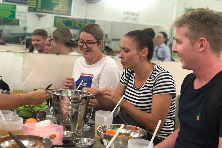 Tour gastronomico serale di Saigon in scooter