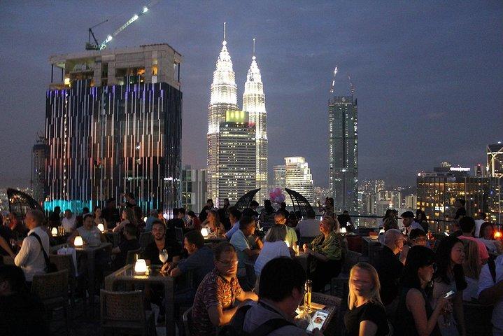 Magie von Kuala Lumpur unter den Lichtern