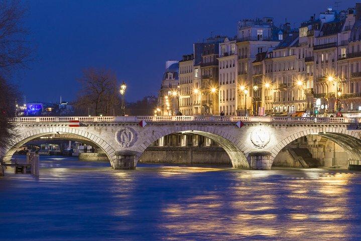 Paris at Night Tour with a Local Guide: Private & Personalized