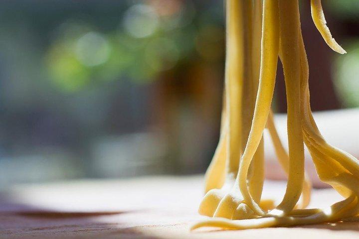 日帰り旅行: 昼食付きパスタ料理教室 & Rasiglia 訪問