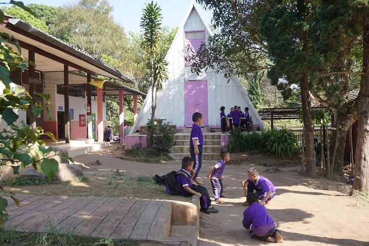 Tour privato di mezza giornata al tempio di Doi Suthep e al villaggio di Khun Chang Kien