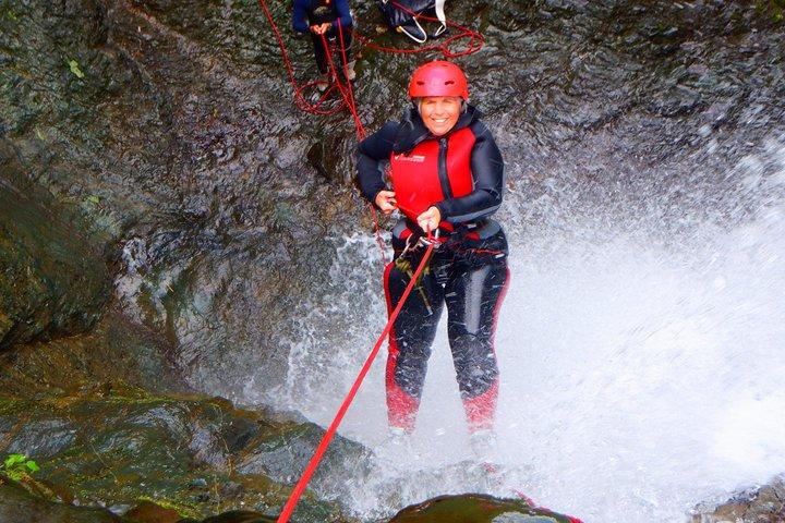 Escursione giornaliera privata di canyoning alla cascata più alta di 90 m (295 piedi) da Guayaquil