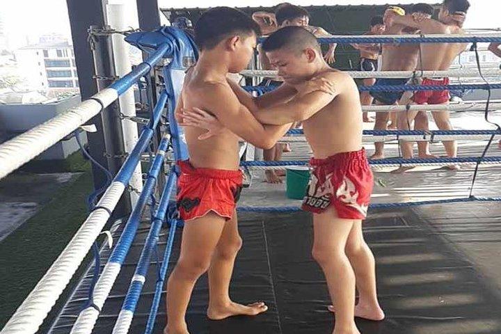 Lição De Boxe Tailandês, Família E Crianças Amigáveis