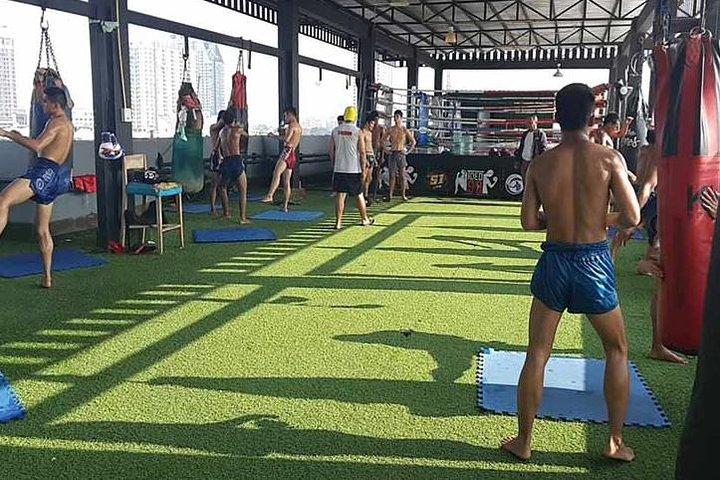 Lição De Boxe Tailandês, Família E Crianças Amigáveis