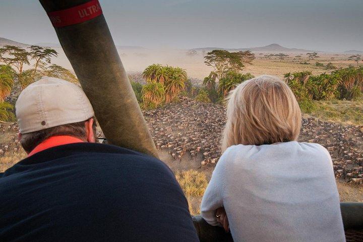 Serengeti-Ballonsafari und authentisches Buschfrühstück