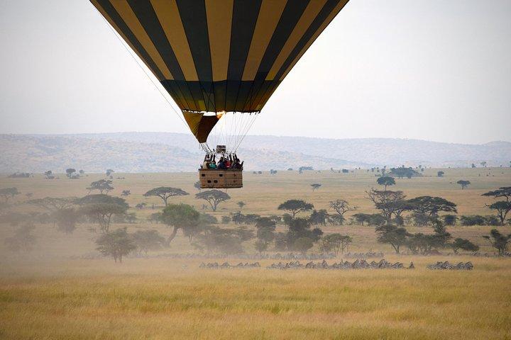 Serengeti-Ballonsafari und authentisches Buschfrühstück