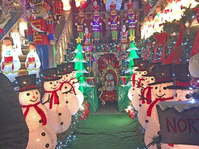 ダイカーハイツでのブルックリンクリスマスライトウォーキングツアー