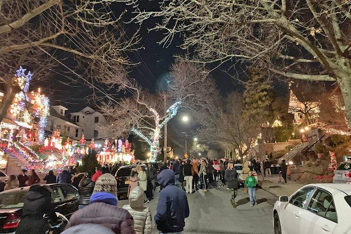 ダイカーハイツでのブルックリンクリスマスライトウォーキングツアー