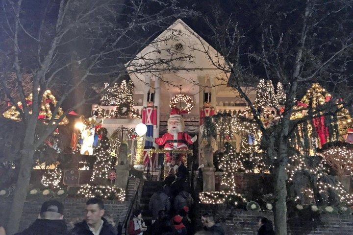 ダイカーハイツでのブルックリンクリスマスライトウォーキングツアー