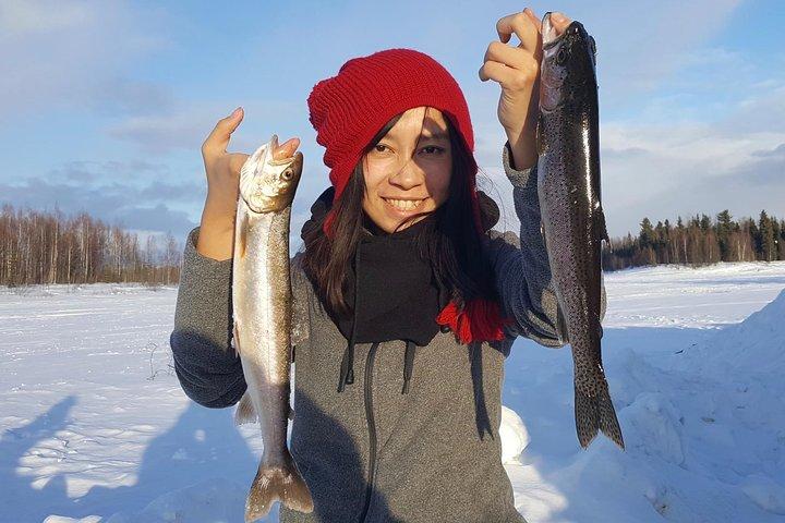 ファイアバンクスのアイスフィッシング体験、温かいキャビン、魚の野外料理も楽しめます