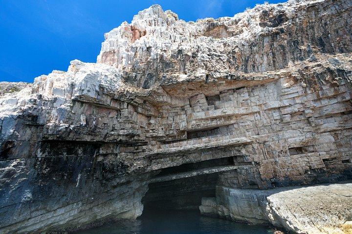 フヴァル発青の洞窟とパクレニ諸島のグループ ツアー