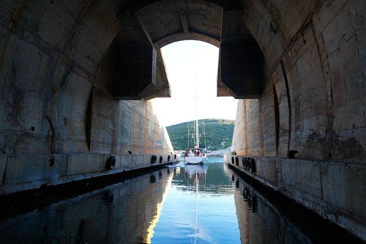 フヴァル発青の洞窟とパクレニ諸島のグループ ツアー