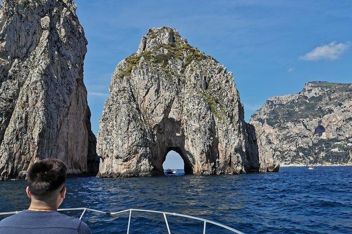 ソレント発カプリ島観光乗合ボートツアー