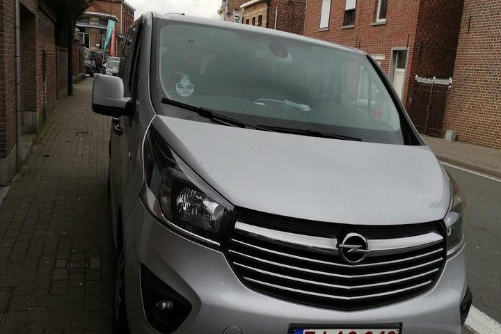Standaard minibus van de luchthaven van Brussel naar de stad Brugge