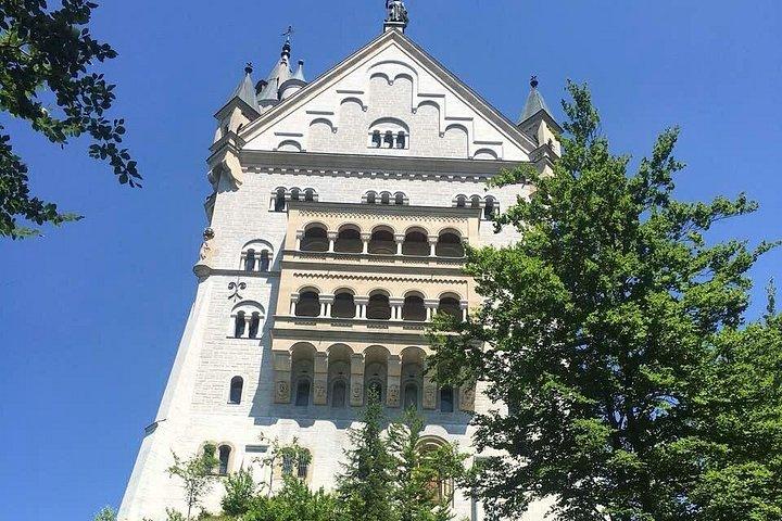 ミュンヘン発ノイシュヴァンシュタイン城とリンダーホーフ宮殿の日帰り旅行