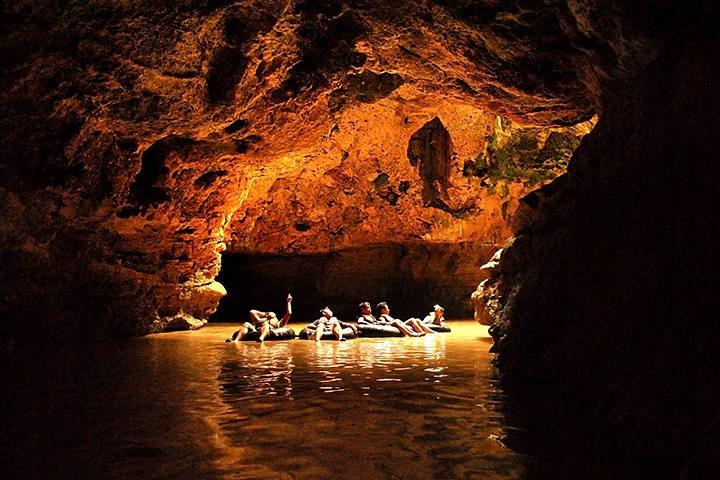 Aventura en tubing en la cueva del río Yogyakarta en la cueva Pindul Únase al tour