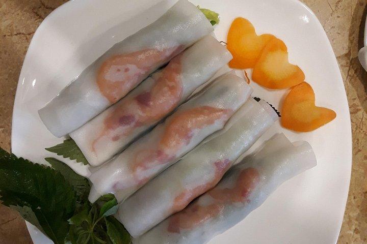 本物の食通と行く小グループハノイストリートフードツアー