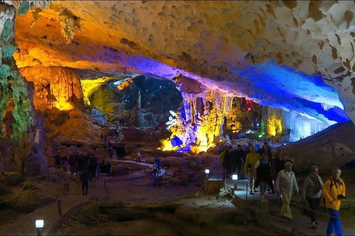 Meio Dia Explore a Baía de Halong com almoço, caverna Sung Sot, Ilha Titop e Caiaque