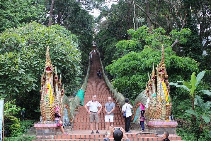 チェンマイ : DON'T miss It ! ドイサテープ寺院+モン族の村