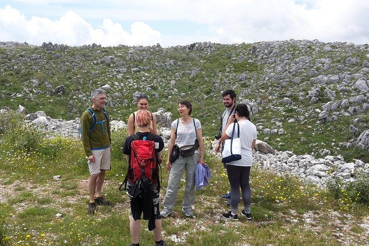 Excursão a pé pelo campo de Corfu