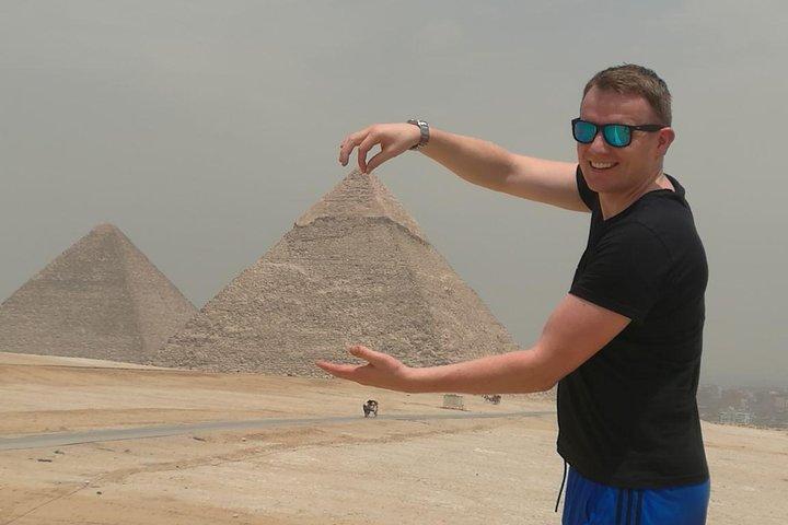 8-Hour Private Tour to the Pyramids of Giza and Saqqara from Cairo