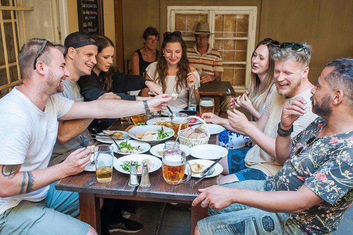 ONE PRAGUE TOUR: The Castle Side com comida checa e cerveja