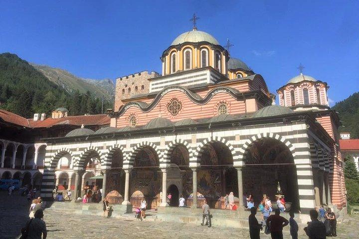 Transfert touristique de Skopje à Sofia avec arrêt au monastère de Rila