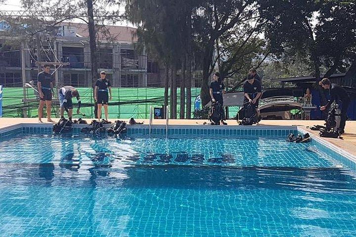 Scuba diving Pool lesson for beginners (1 hour )