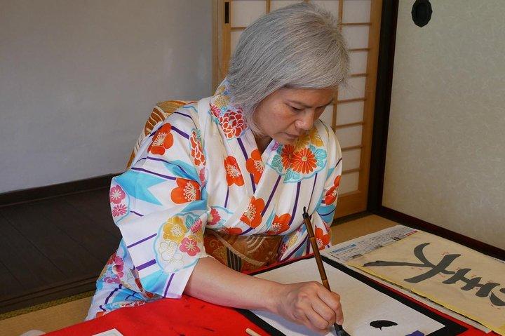 文化活動：着物、茶道、書道、お守り