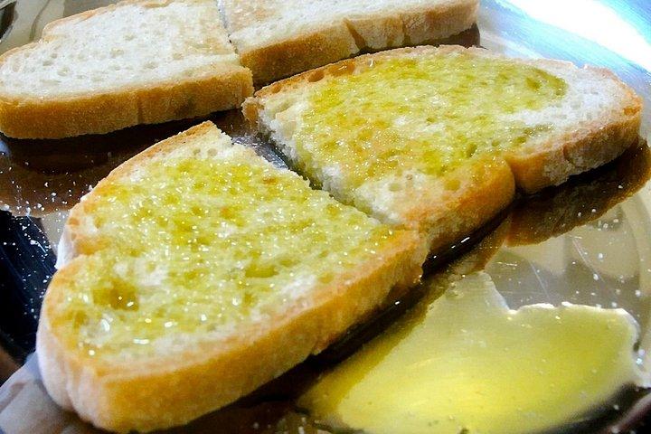 ウンブリアのオリーブミルツアーでオリーブオイルの試飲。