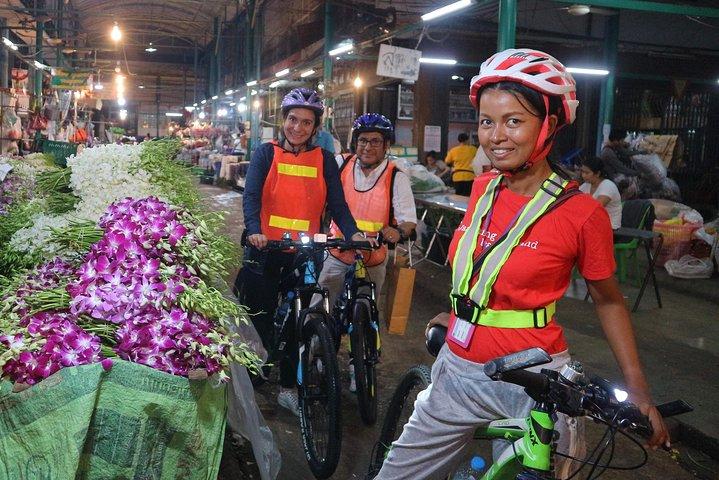 Banguecoque da bicicleta na noite com jantar tailandês