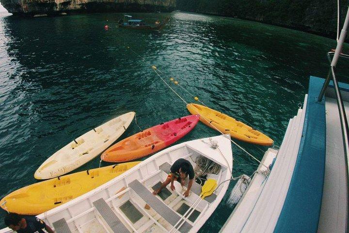 Maya Bay Sleepaboard Small-Group Tour from Phi Phi with Meals