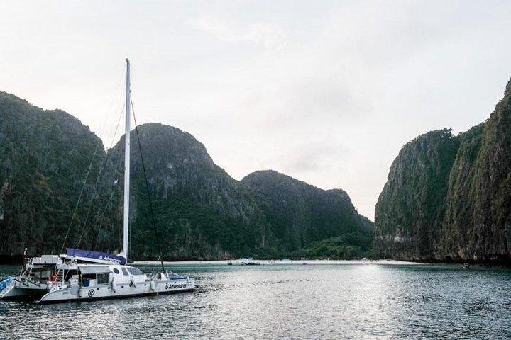 Maya Bay Sleepaboard Small-Group Tour from Phi Phi with Meals