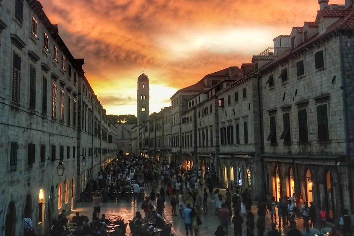 Tour noturno de Dubrovnik com história e vinhos e picadas