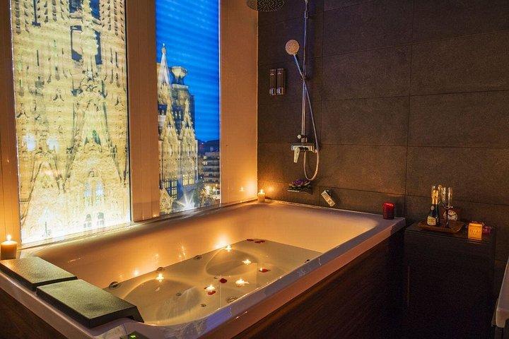 選択できる60分間のカップルマッサージと30分間のTHAI SPA MASSAGEのフローラルバス