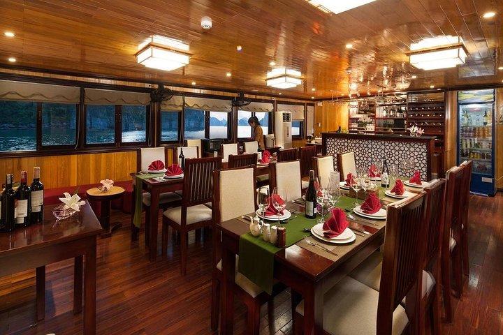 Bai Tu Long bay Boutique Cruise 2D / 1N：手付かずの場所でのカヤックと水泳