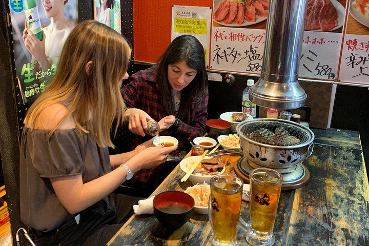 ガイドによる食アニメツアーの東京ファンサイド池袋ファミリーツアー