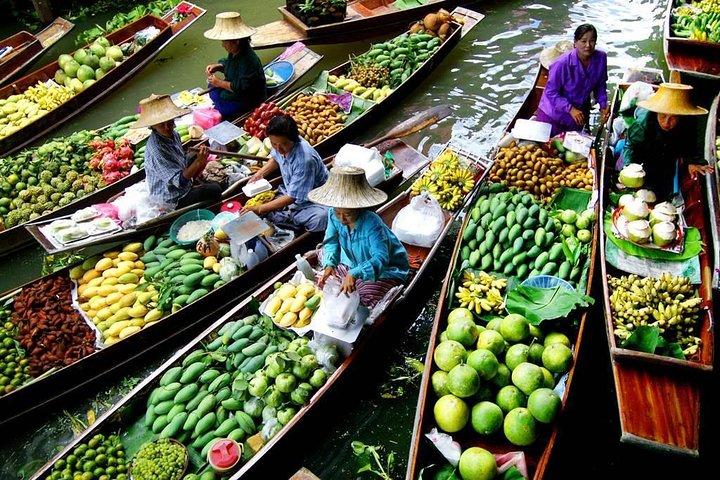Mercado Flutuante com o Templo Wat Bang Kung e o Mercado Ferroviário