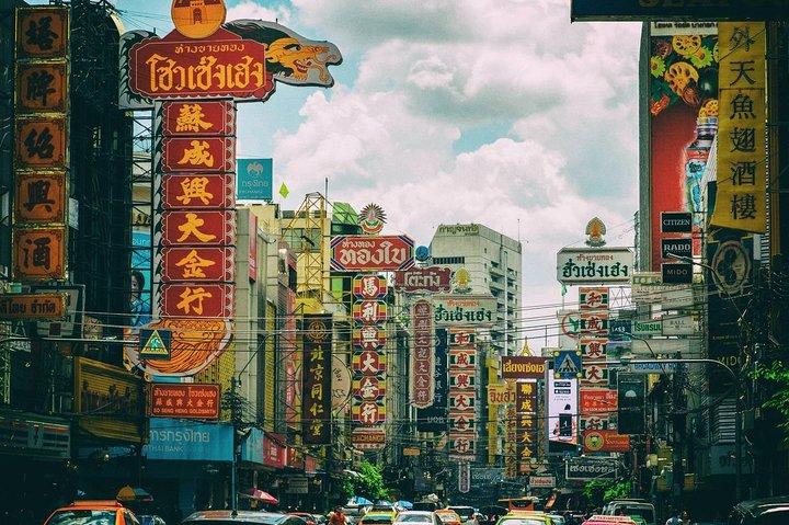 Halvdagsbil med guide och chaufför i Bangkok