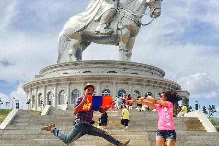 チンギスハーン像とテレルジ国立公園の 1 日プライベート ツアー