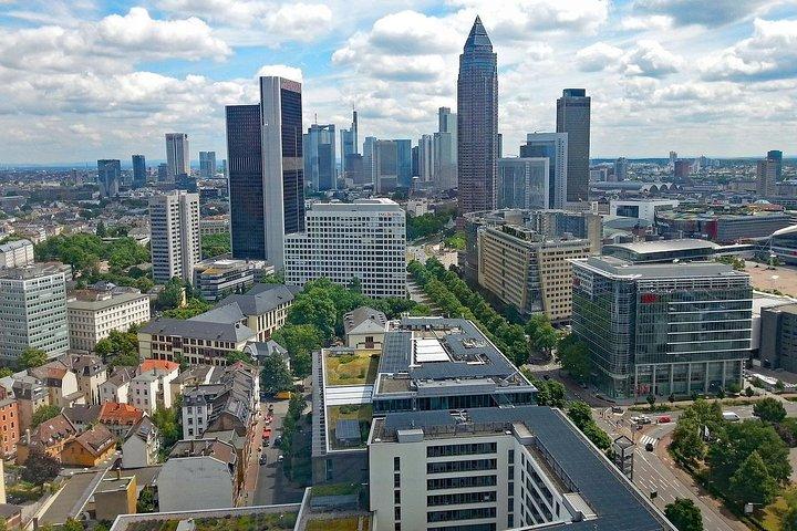 2時間の観光でニュルンベルクからフランクフルトへのプライベートトランスファー