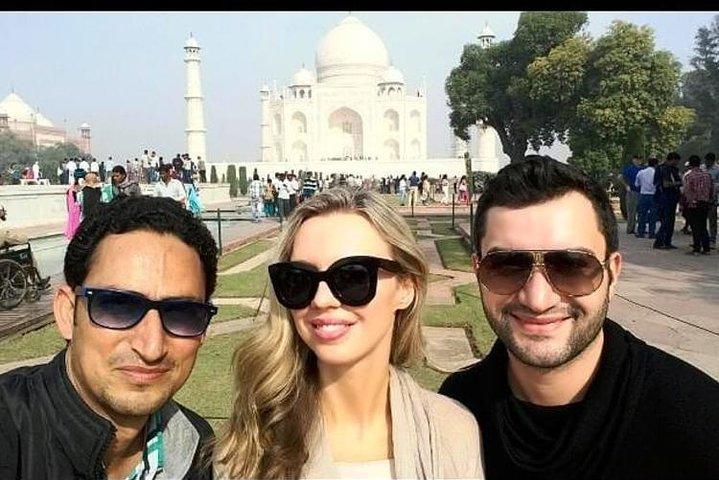 Skip-the-Line Taj Mahal Private Tour with Museum and Mousoleum