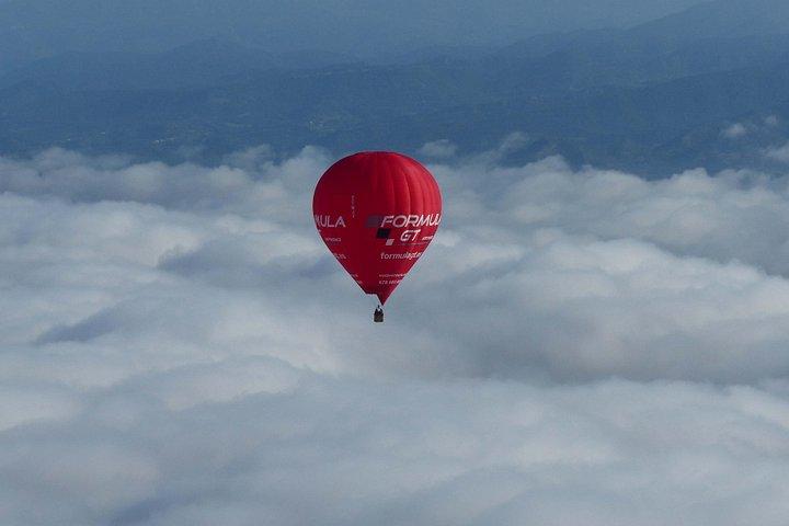 ピレネー島前気球飛行（バルセロナ市内オプション送迎付き）