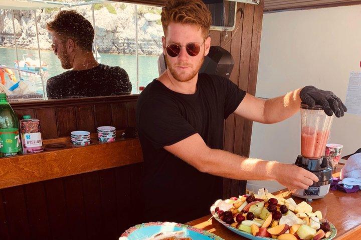 サン & シー オールインクルーシブ 3 時間スイミング クルーズ (送迎サービス付き)