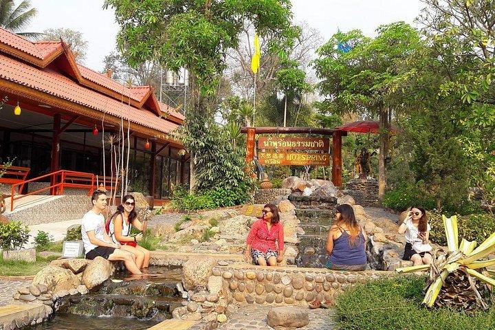 チェンライの白と青の寺院、ゴールデントライアングル日帰りツアー