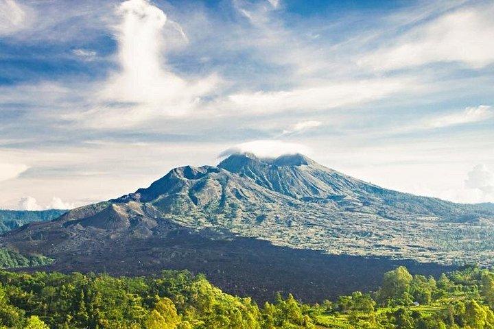 テガラランの棚田と素晴らしい火山の景色を探索
