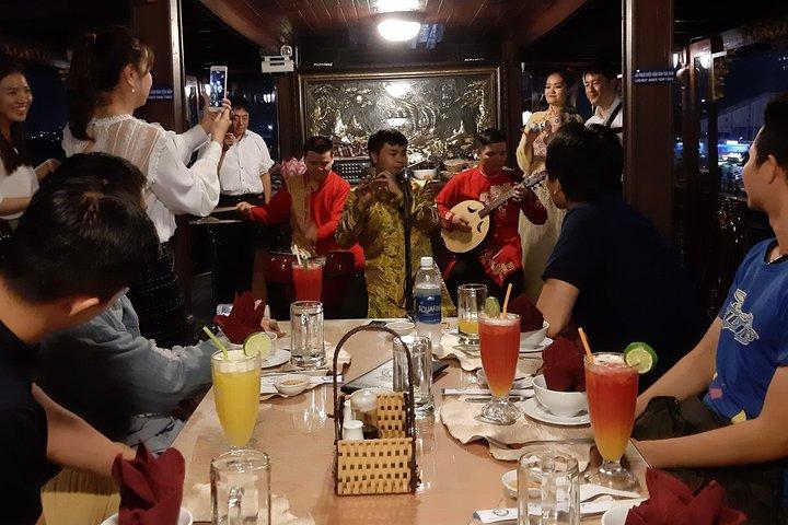 Private Saigon bei Nacht bei Bitexco & Dinner Cruise