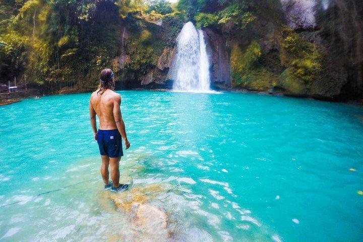 イワシとカメがいるペスカドール島とカワサン滝のキャニオニング