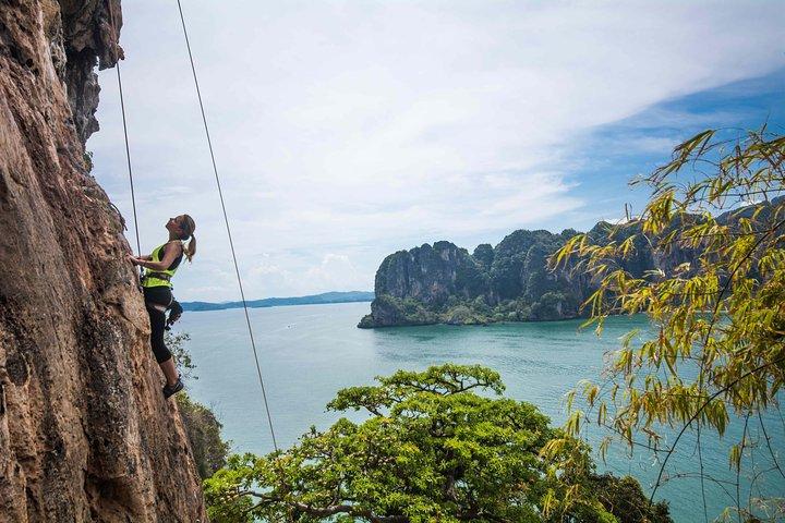 Nybörjare Full Day Rock Climbing och Caving Tours på Railay Beach i Krabi